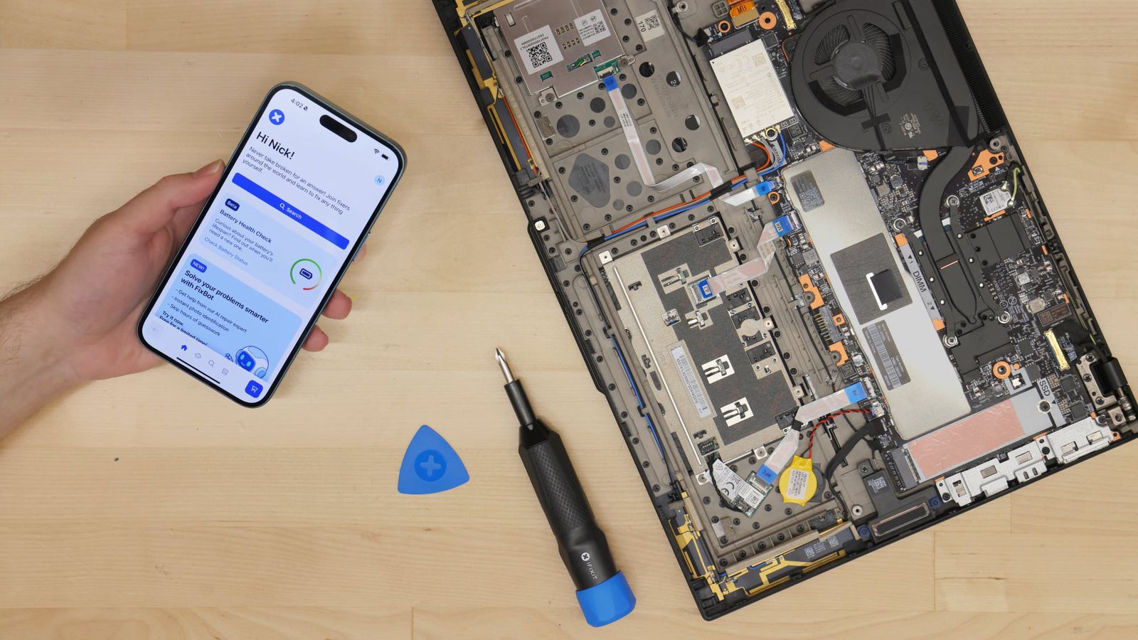 iFixit regresa a iOS con una app innovadora y un asistente AI para reparaciones
